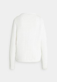 Weißer Pullover mit einer strukturierten Rippstrick-Optik, langen Ärmeln und einem runden Ausschnitt, mit einem taillierten Saum und nahtloser Verarbeitung.