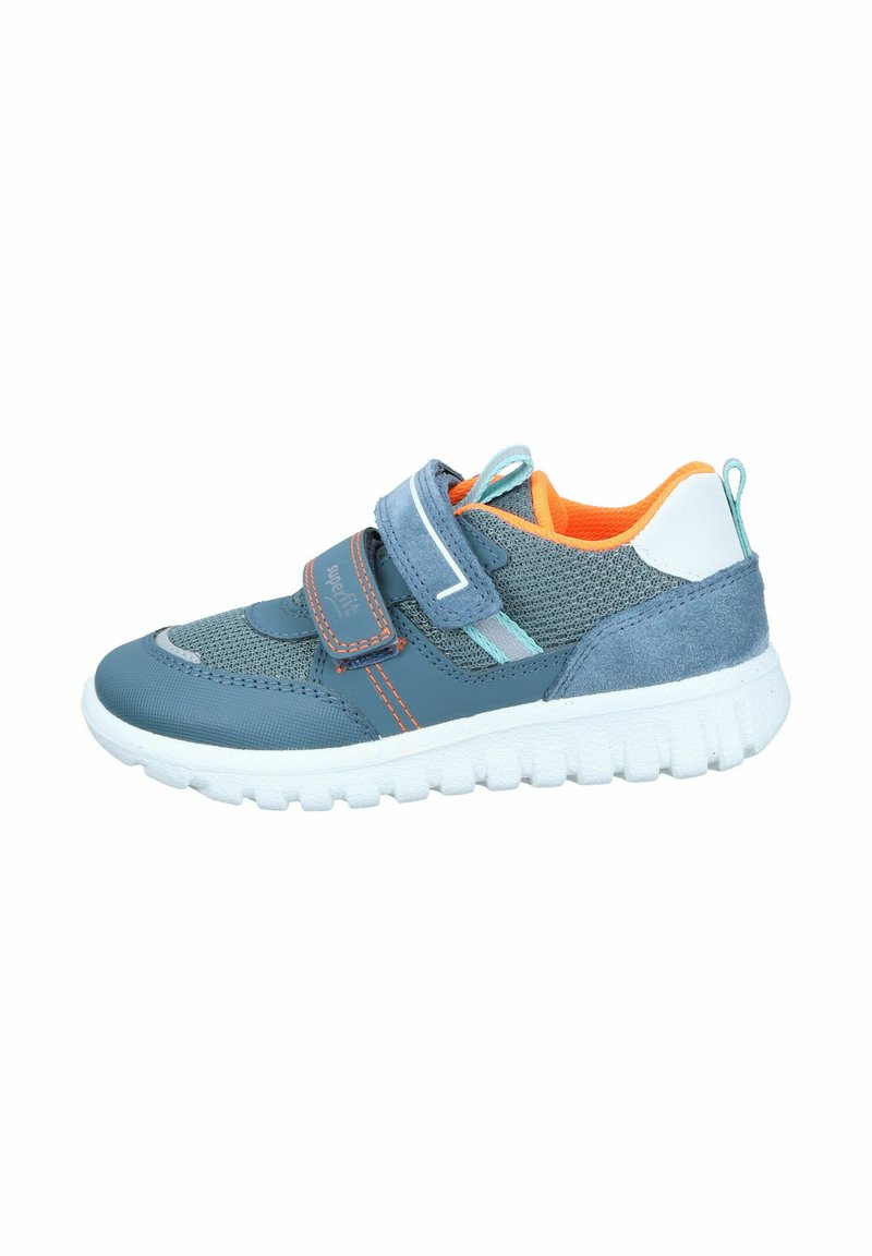 Blaue Sportschuhe aus Mesh und Wildleder, mit orangen Akzenten, Klettverschlussriemen und einer strukturierten weißen Gummisohle.