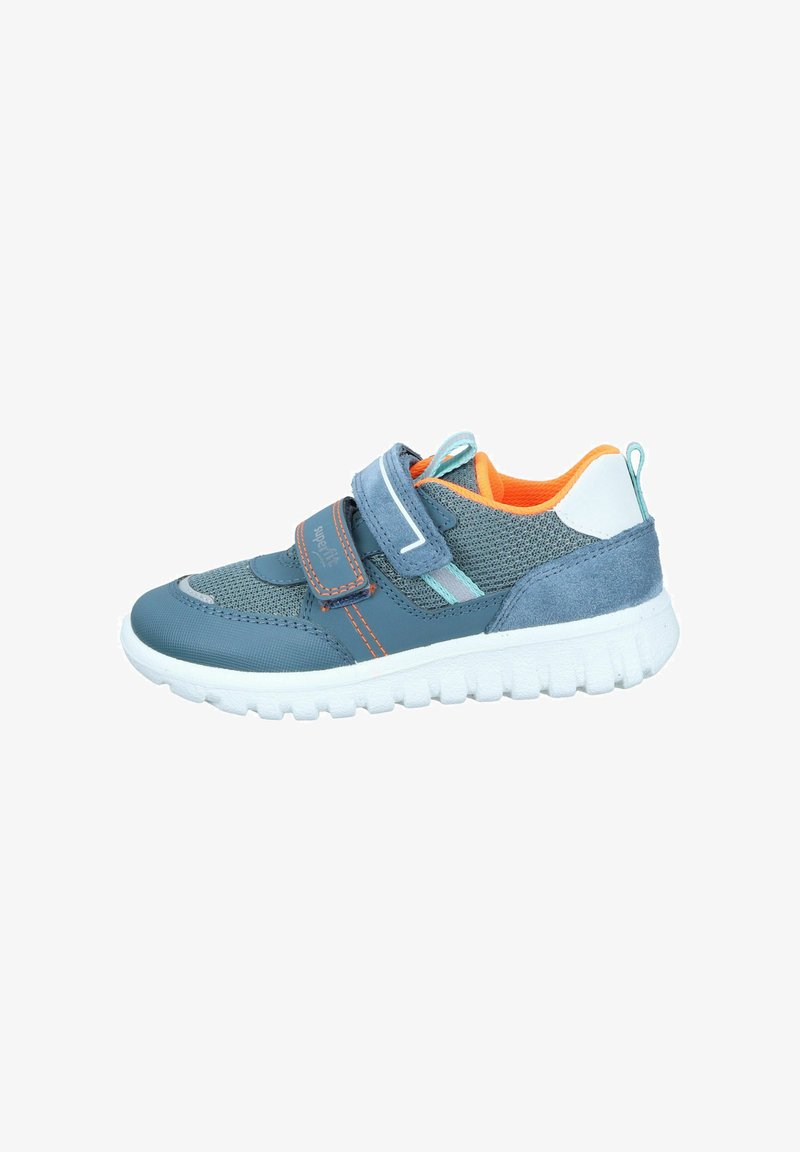 Blaue Sportschuhe aus Mesh und Wildleder, mit orangen Akzenten, Klettverschlussriemen und einer strukturierten weißen Gummisohle.