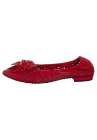 Ballerines rouges avec un design texturé, ornées d'un nœud décoratif et de découpes sur les côtés. Bout arrondi et petit talon.