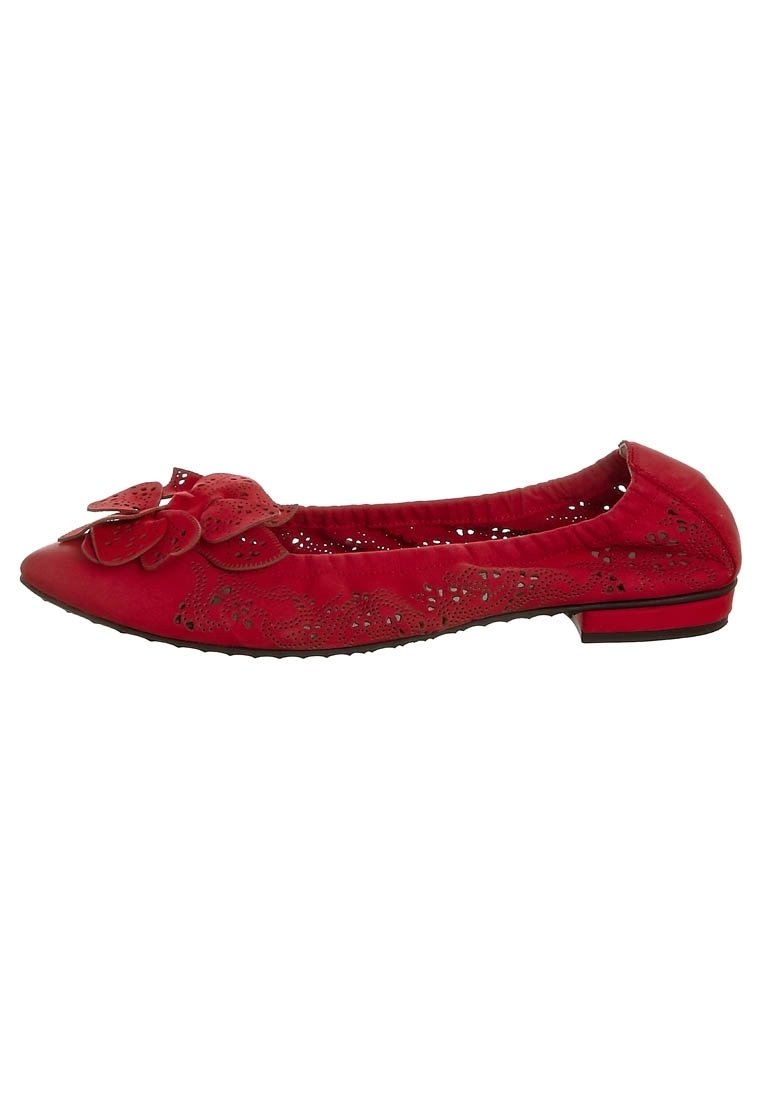 Ballerines rouges avec un design texturé, ornées d'un nœud décoratif et de découpes sur les côtés. Bout arrondi et petit talon.