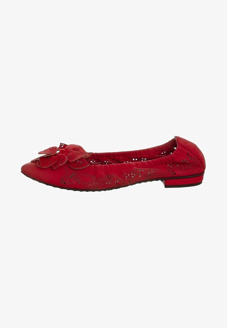 Ballerines rouges avec un design texturé, ornées d'un nœud décoratif et de découpes sur les côtés. Bout arrondi et petit talon.