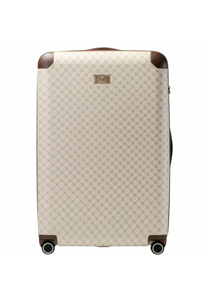 Harde koffer in beige met een geometrisch patroon. Bruine accenten en een metalen logoplaatje, voorzien van een gladde zwarte wielenbasis.