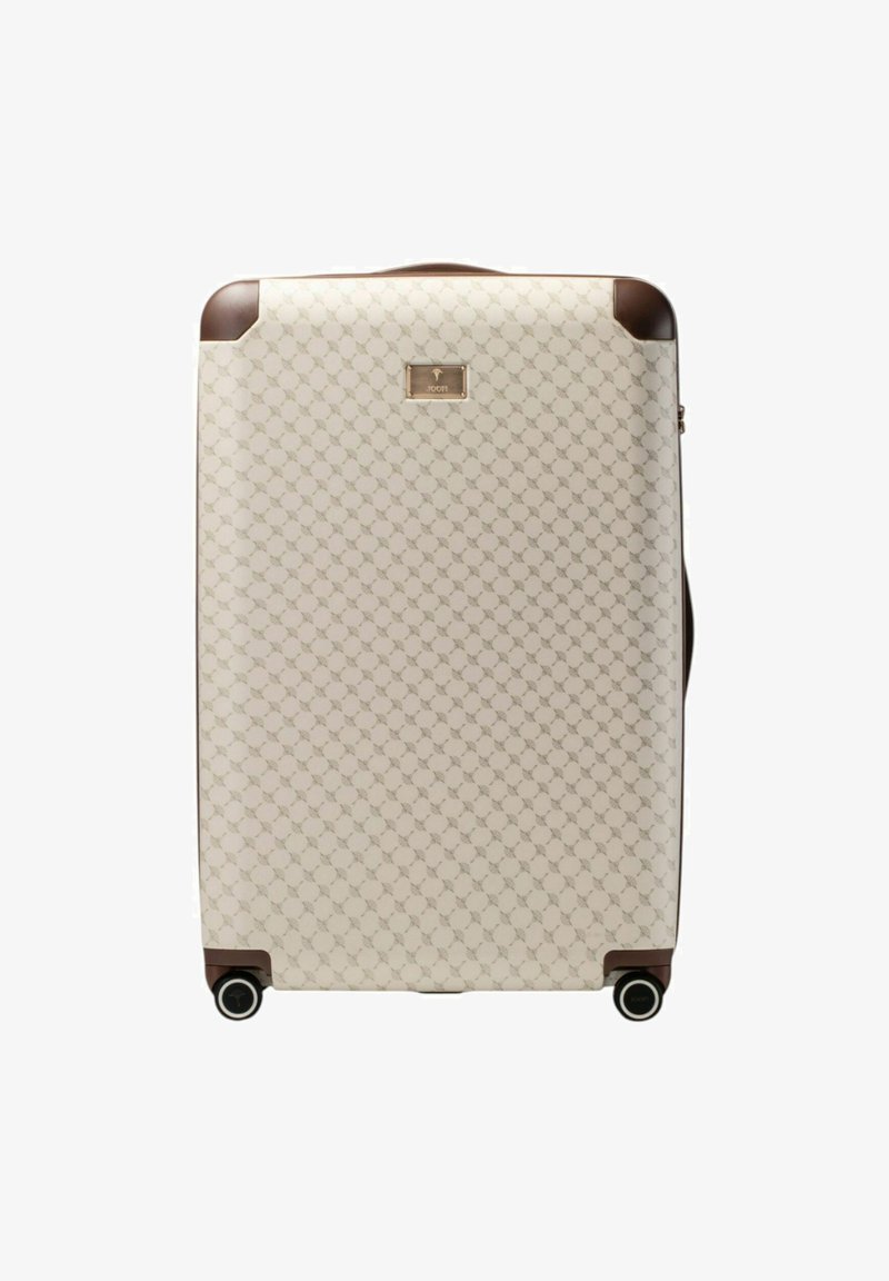 Harde koffer in beige met een geometrisch patroon. Bruine accenten en een metalen logoplaatje, voorzien van een gladde zwarte wielenbasis.