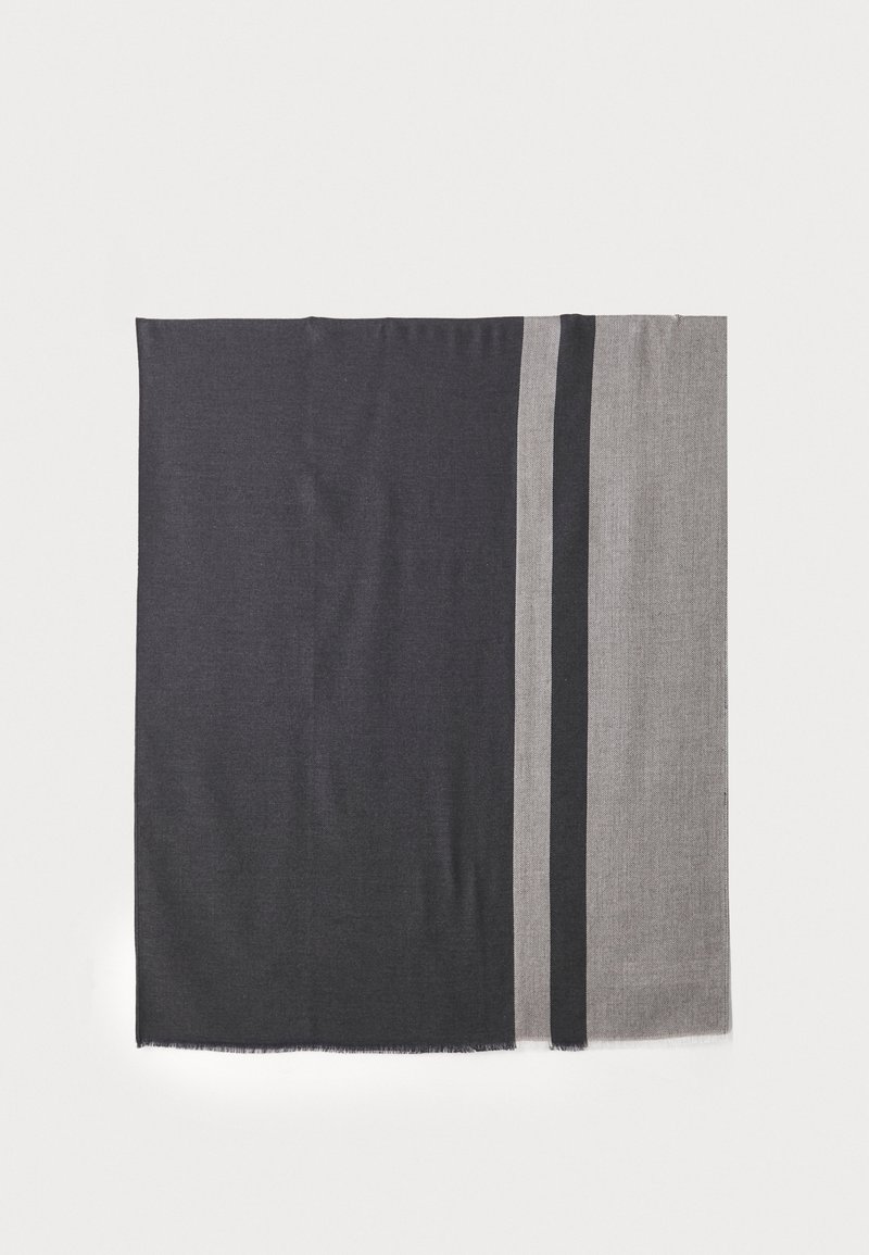 Wollen sjaal met donkere en lichte grijze strepen, een gladde textuur, rechthoekige vorm en franjes voor extra detail.