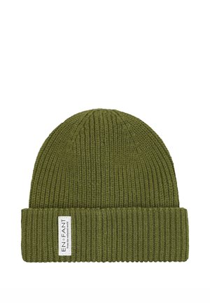 Gorro de punto acanalado de color verde oliva con puño doblado y una etiqueta rectangular blanca cosida en el puño delantero.