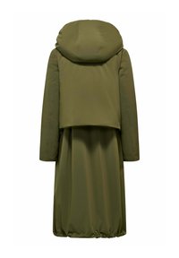 Cappotto lungo imbottito di colore verde oliva con cappuccio, maniche lunghe e orlo arricciato, mostrato da dietro su uno sfondo bianco.