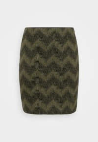 Mini gonna verde a fantasia con un design ondulato caratterizzato da linee scure e chiare alternate, realizzata in un morbido tessuto texturizzato.