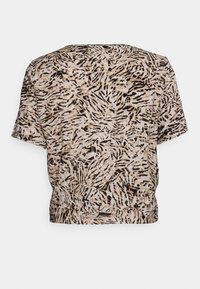 Top de mangas curtas com um padrão abstrato em tons de fawn, castanho e preto. Feito de um tecido leve, com um corte descontraído e gola redonda.