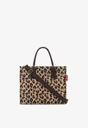Rechteckige Tragetasche mit Leopardenmuster, zwei dunkelbraunen Griffen und einem verstellbaren dunkelbraunen Schultergurt, rotes Markenschild an der Seite.