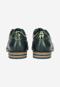 Chaussures en cuir vert avec un accent en reptile texturé vert, semelle rayée bleu clair et crème, bout rond et couture contrastante.