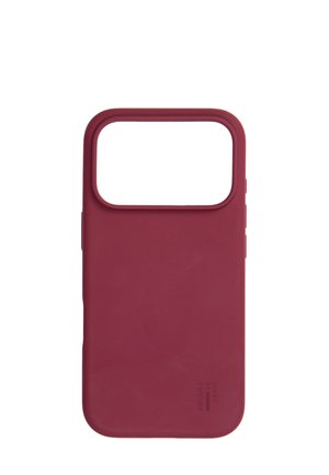 Mørkerød silikone smartphone-etui med stort rektangulært udsnit til kamera, slankt profileret design og lille præget mærketekst nær nederste højre hjørne.