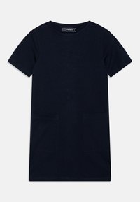Granatowa sukienka t-shirtowa wykonana z miękkiego materiału, z krótkimi rękawami, okrągłym dekoltem i dwiema przednimi kieszeniami. Prosty, prosty fason.