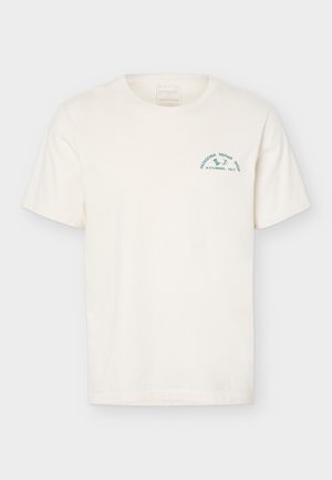 Λευκό κοντομάνικο μπλουζάκι με λογότυπο στο στήθος που γράφει «Patagonia Repair Shop - Αν είναι χαλασμένο, επισκεύασέ το» με εικονίδια ραψίματος.