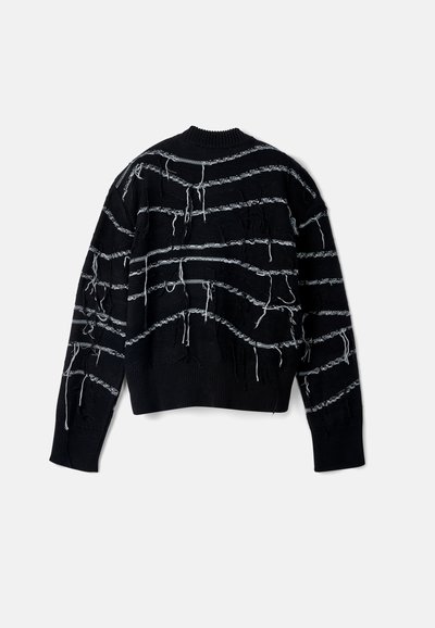 Zwarte trui met witte horizontale strepen, voorzien van rafelige accenten en een ronde hals. Oversized pasvorm met geribde mouwen en onderrand.