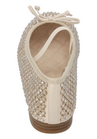 Bailarina beige con una superficie texturizada, adornada con rhinestones claros. Presenta una plantilla acolchada y un detalle de lazo en el talón.