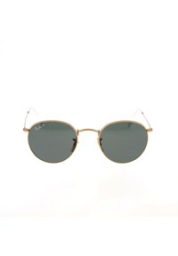 Occhiali da sole rotondi con lenti verde scuro, montatura in metallo dorato, steli sottili e marchio distintivo sulla lente. Design minimalista.