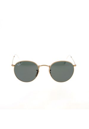 Occhiali da sole rotondi con lenti verde scuro, montatura in metallo dorato, steli sottili e marchio distintivo sulla lente. Design minimalista.