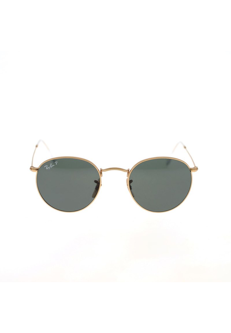 Occhiali da sole rotondi con lenti verde scuro, montatura in metallo dorato, steli sottili e marchio distintivo sulla lente. Design minimalista.