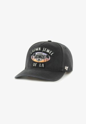 Schwarze Baseballkappe mit einem gestickten Aufnäher, der "CROWN JEWEL OF LA" und "los angeles KINGS" zeigt, in Farbverläufen von Lila und Orange.