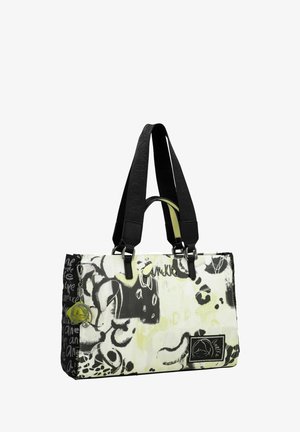 Sac fourre-tout noir et blanc avec des motifs abstraits et des accents verts. Il est doté de deux sangles noires, d'un logo et d'une quincaillerie décorative à l'avant.