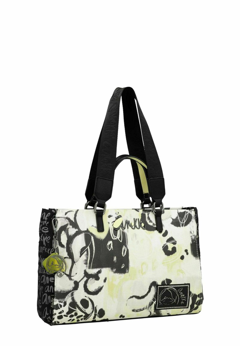 Schwarze und weiße Tragetasche mit abstrakten Mustern und grünen Akzenten. Verfügt über zwei schwarze Träger, ein Logo und dekorative Hardware auf der Vorderseite.