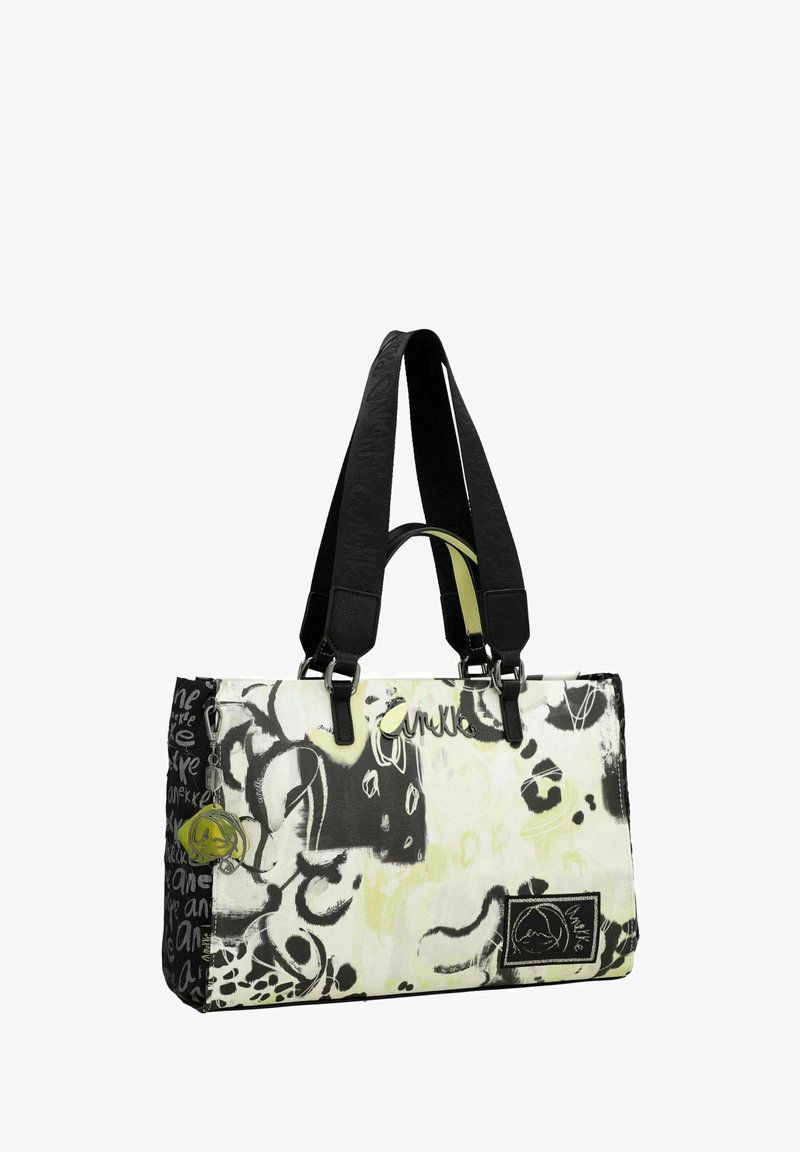 Schwarze und weiße Tragetasche mit abstrakten Mustern und grünen Akzenten. Verfügt über zwei schwarze Träger, ein Logo und dekorative Hardware auf der Vorderseite.