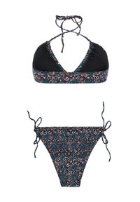 Juodas bikinis su trikampiu viršumi ir reguliuojamais raiščiais, turintis raštuotą juostą mėlynos ir rožinės spalvų. Apačioje yra šoninės raiščiai ir atitinkantis raštas.