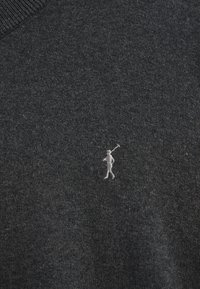 Mörkgrå bomullströja med rund hals och en liten vit broderad figur som håller en golfklubba på vänster bröst.