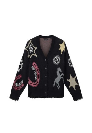 Μαύρη ζακέτα με κουμπιά και φθαρμένο τελείωμα, διακοσμημένη με πετάλια, αστέρια, ένα άλογο και κυκλικά μοτίβα σε σχήμα αστέρα σε κόκκινο, μπεζ και γκρι χρώμα.