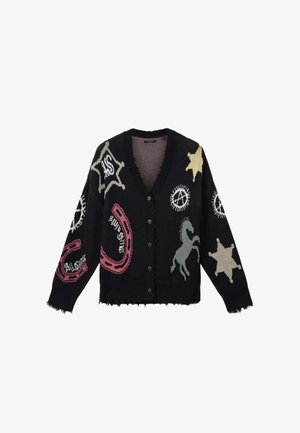 Sort knaptrøje med slidte kanter med motiv af hestesko, stjerner, en hest og cirkulære stjerneformede mønstre i rød, beige og grå.