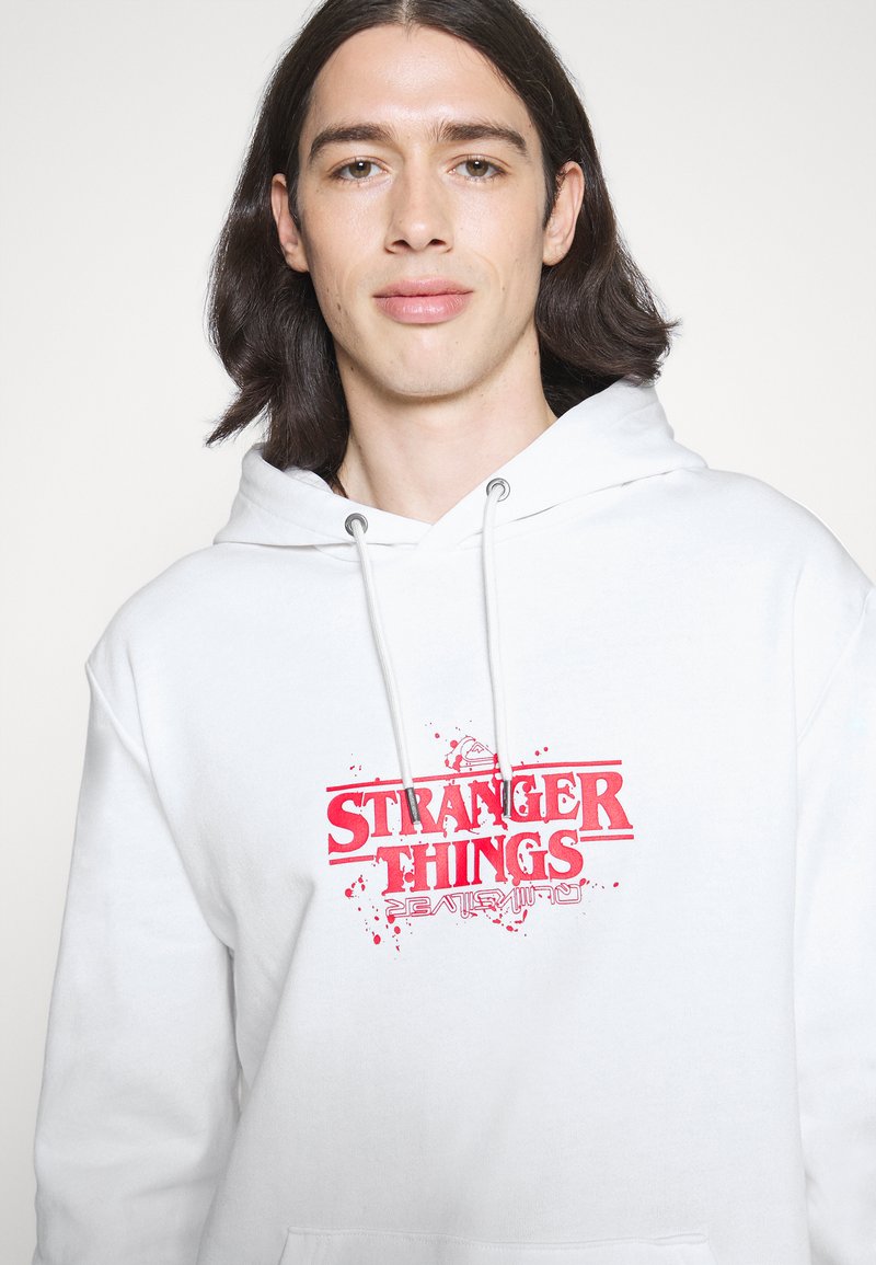 Quiksilver STRANGER THINGS OFFICIAL LOGO - Hoodie - white - Zalando.co.uk