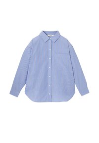 Chemise à manches longues bleu clair avec de fines rayures blanches et roses, un devant boutonné, un col pointu, et une poche poitrine gauche.