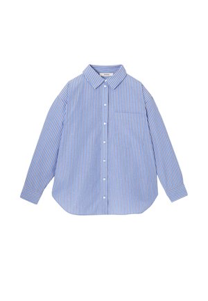 Chemise à manches longues bleu clair avec de fines rayures blanches et roses, un devant boutonné, un col pointu, et une poche poitrine gauche.