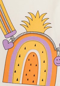 Gráfico colorido que presenta un diseño de arcoíris con bandas naranjas, moradas y amarillas, acentuado con una piña amarilla y un charm de corazón morado.