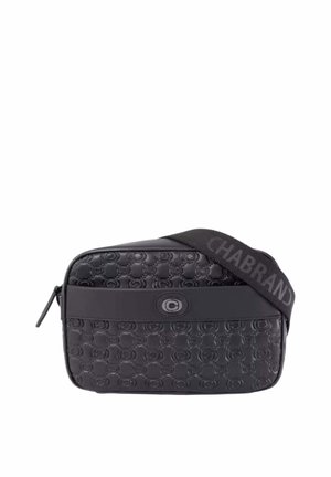 Sac à épaule rectangulaire noir avec motif de logo circulaire en relief et large sangle portant l'inscription « CHABRAND » en lettres majuscules.