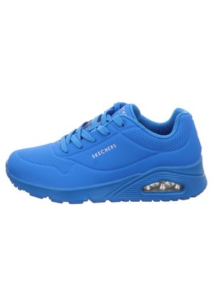 Blå Skechers sportssko med snørebånd, perforeret overdel, polstret krave og synlig luftpolstring i sålen.