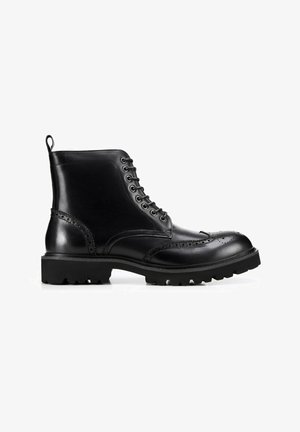 Czarne skórzane buty za kostkę, zapinane na sznurowadła, z detalami w stylu brogue, gumową podeszwą i pętelką do zakupu z tyłu.