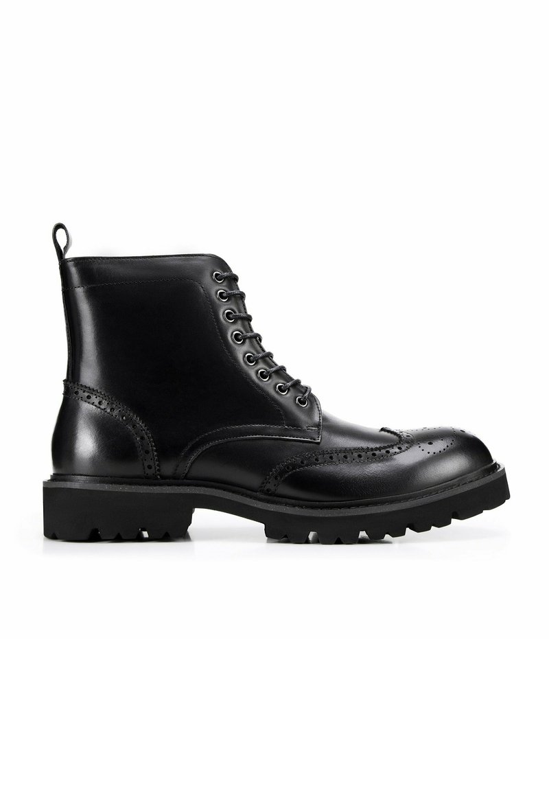 Czarne skórzane buty za kostkę, zapinane na sznurowadła, z detalami w stylu brogue, gumową podeszwą i pętelką do zakupu z tyłu.