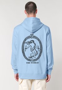 Felpa cielo blu con un grande grafico nero sul retro che raffigura una figura circondata da un bordo ornamentale, con la scritta "IL MONDO."