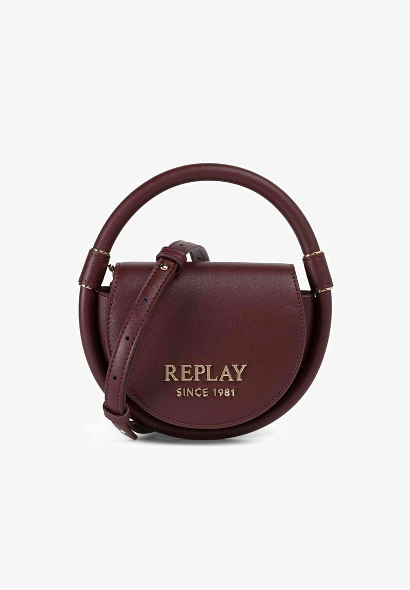 Sac besace en cuir bordeaux au design circulaire, avec des détails en logo doré et une bandoulière détachable. Dispose d'une poignée arrondie et d'une texture lisse.