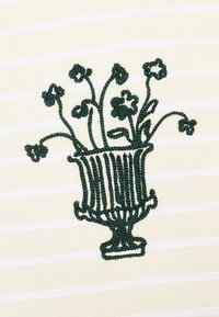 Zöld hímzett vázában virágok találhatók, ami seg�ítségével krémszínű csíkos háttér előtt pompázik. A minta finom részletezése jellemzi mind a vázát, mind a leveleket.