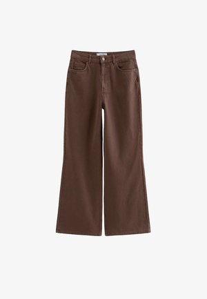 Bruine high-waist wijde jeans met brede pijpen, voorzien van een knoop- en ritssluiting aan de voorkant, riemlussen en vijf zakken, plat liggend op een witte achtergrond.