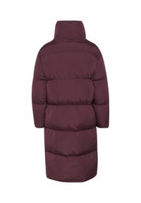 Burgundijas pufota jaka ar augstu apkakli, kurai ir quilted dizains un pagarināta forma. Gluda tekstūra un nav redzamu aparatūras detaļu.