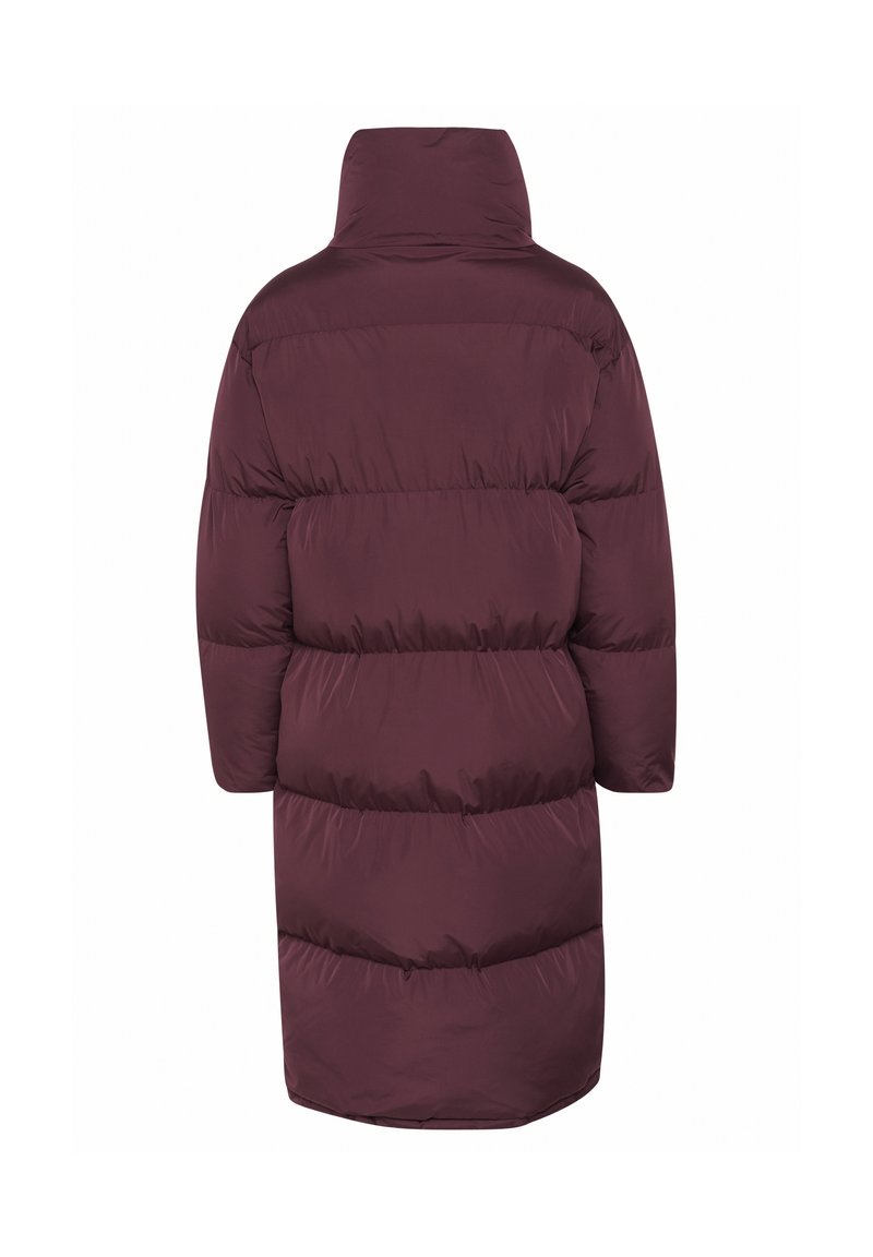 Bordeaux pufferjack met een hoge kraag, met een gewatteerd ontwerp en een verlengde vorm. Glad textuur en geen zichtbare hardwaredetails.