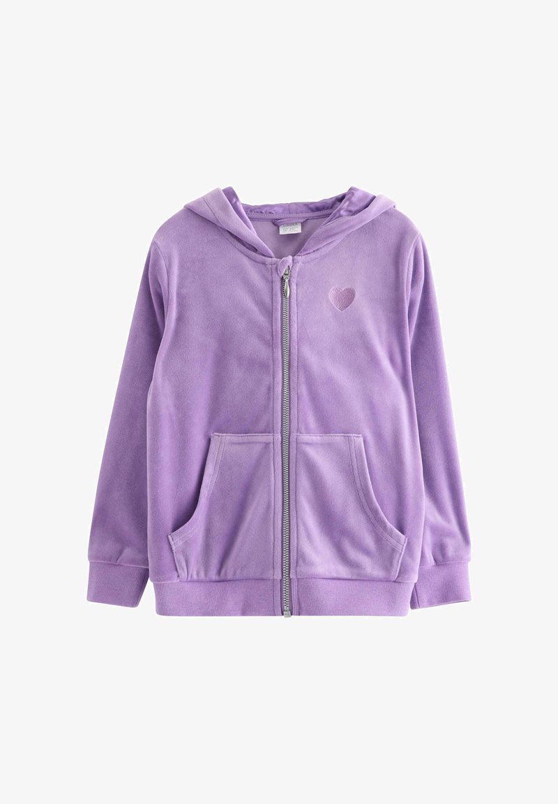 Fioletowa bluza z kapturem zapinana na zamek, wykonana z miękkiego materiału. Ozdobiona haftem w kształcie serca, posiada dwie przednie kieszenie oraz podszyty kaptur. Gładka, przytulna faktura.