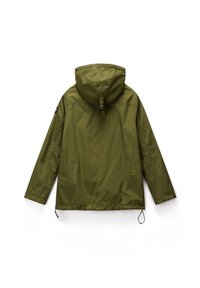 Olivgrüne, wasserdichte Jacke mit Kapuze, verstellbaren Kordeln am Saum und einem glatten Außenmaterial. Mit einem Logo auf dem Ärmel.