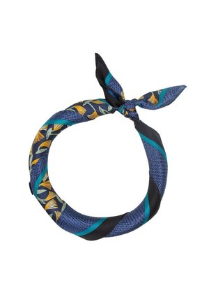Écharpe en soie nouée avec des rayures bleu, noir et bleu sarcelle, ornée de motifs floraux jaunes et d'accents verts feuillus.
