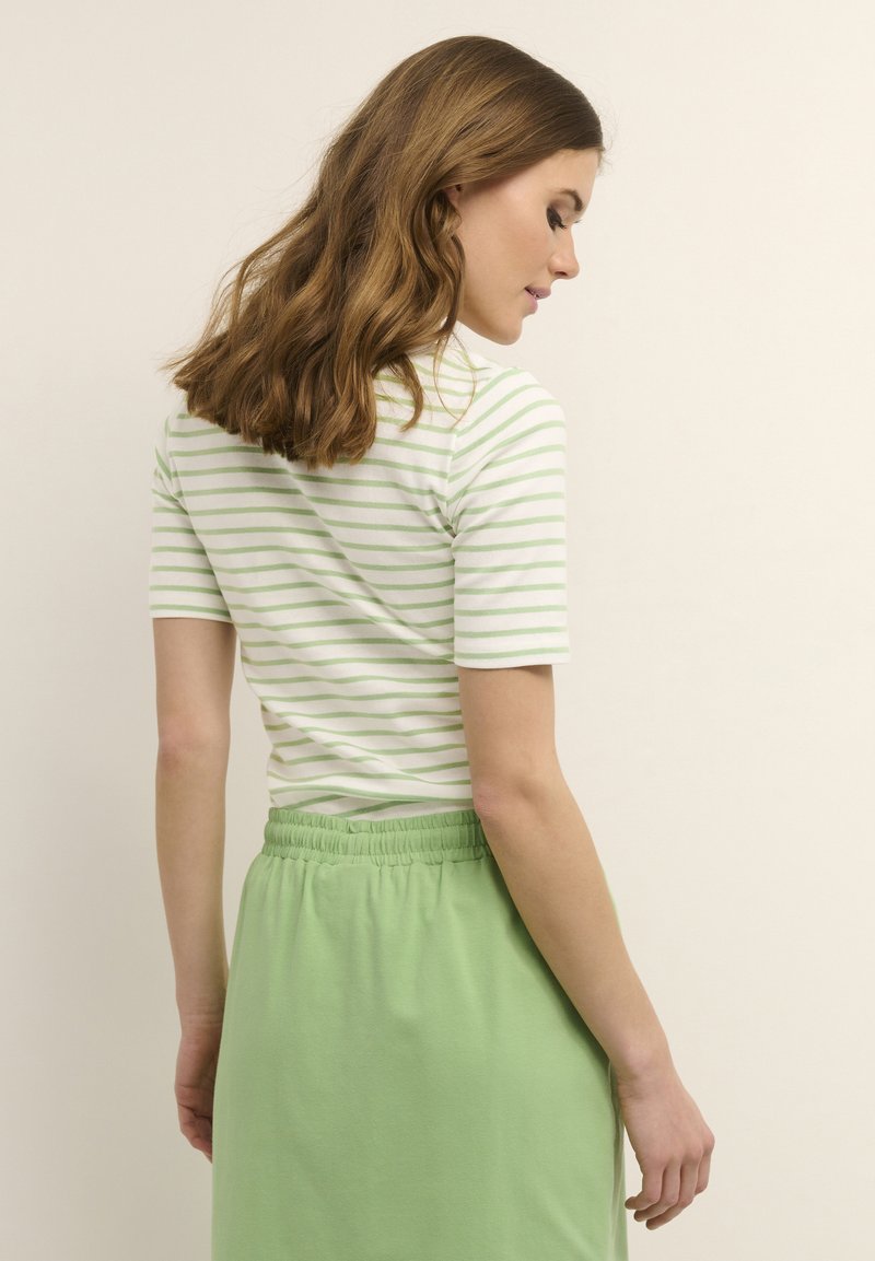Damen T-Shirts | Kaffe KAMANIQUE T-Shirt print chalk fair green stripe/grün - XZ28552 Damen T-Shirts | Kaffe KAMANIQUE T-Shirt print chalk fair green stripe/grün - XZ28552