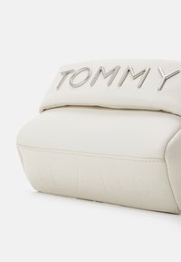 Tommy Jeans BOLD CAMERA BAG - Bandolera - offwhite
